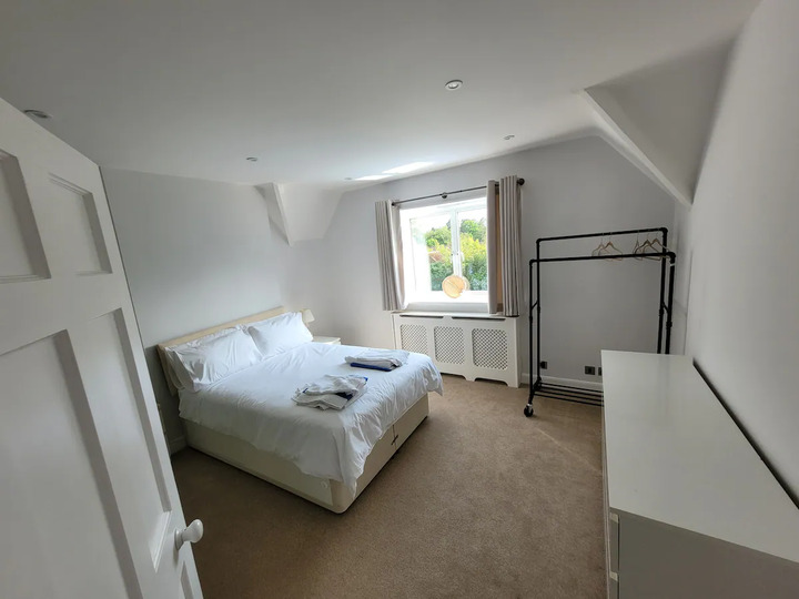 8 Bedroom Family House In Farnborough